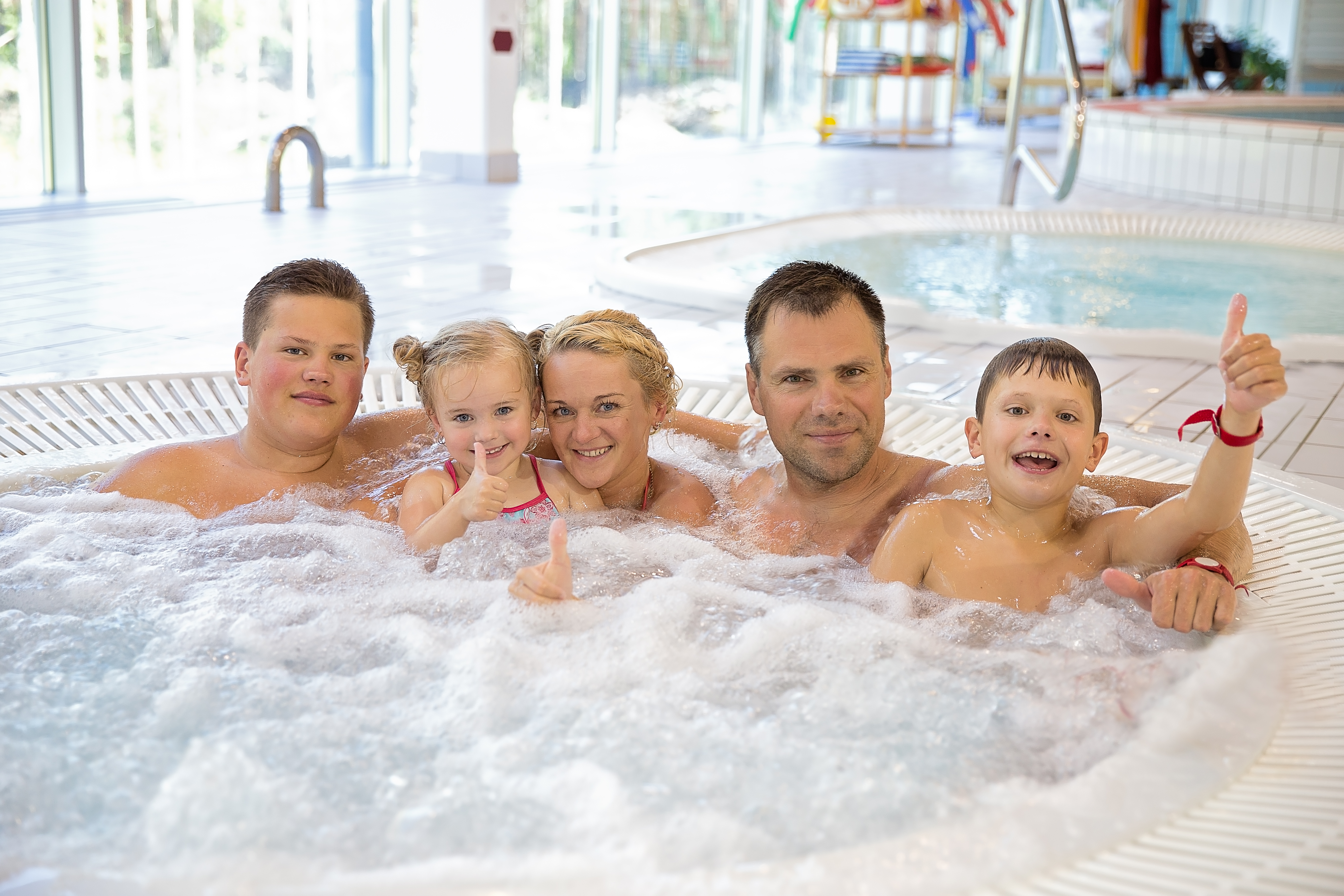 Family spa. Вярска спа. Семья в спа. Дети в джакузи. Семья в джакузи.